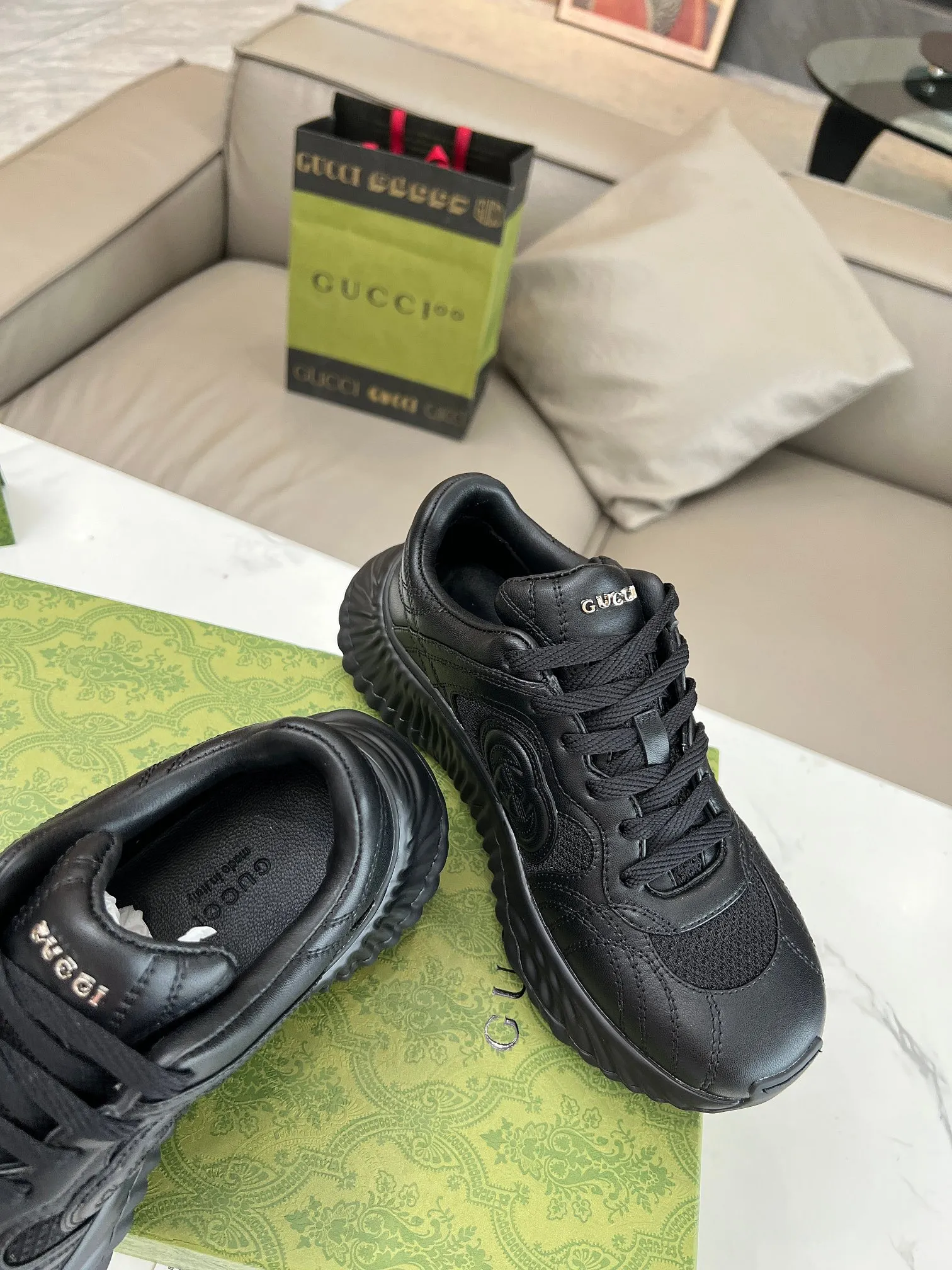 Men's men's shoes 💰780 Top version 🔝Original purchase and development [Love] This new sneaker adopts a thick-soled design, with stitched sheepskin upper and breathable mesh. Show full sense of technology. The 3D effect interlocking double G leather patch and Gucci letter metal accessories, two brand logo details, inject a dazzling texture into the overall design. The details are more substantial! ...